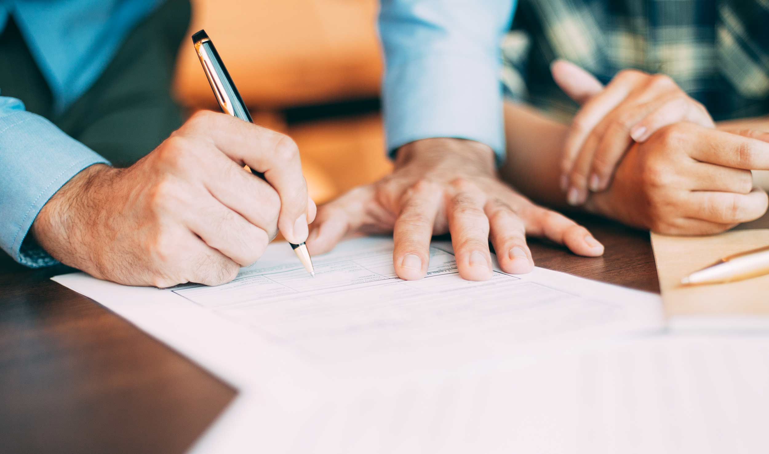 Mann-bei-der-Unterzeichnung-eines-Dokumentes